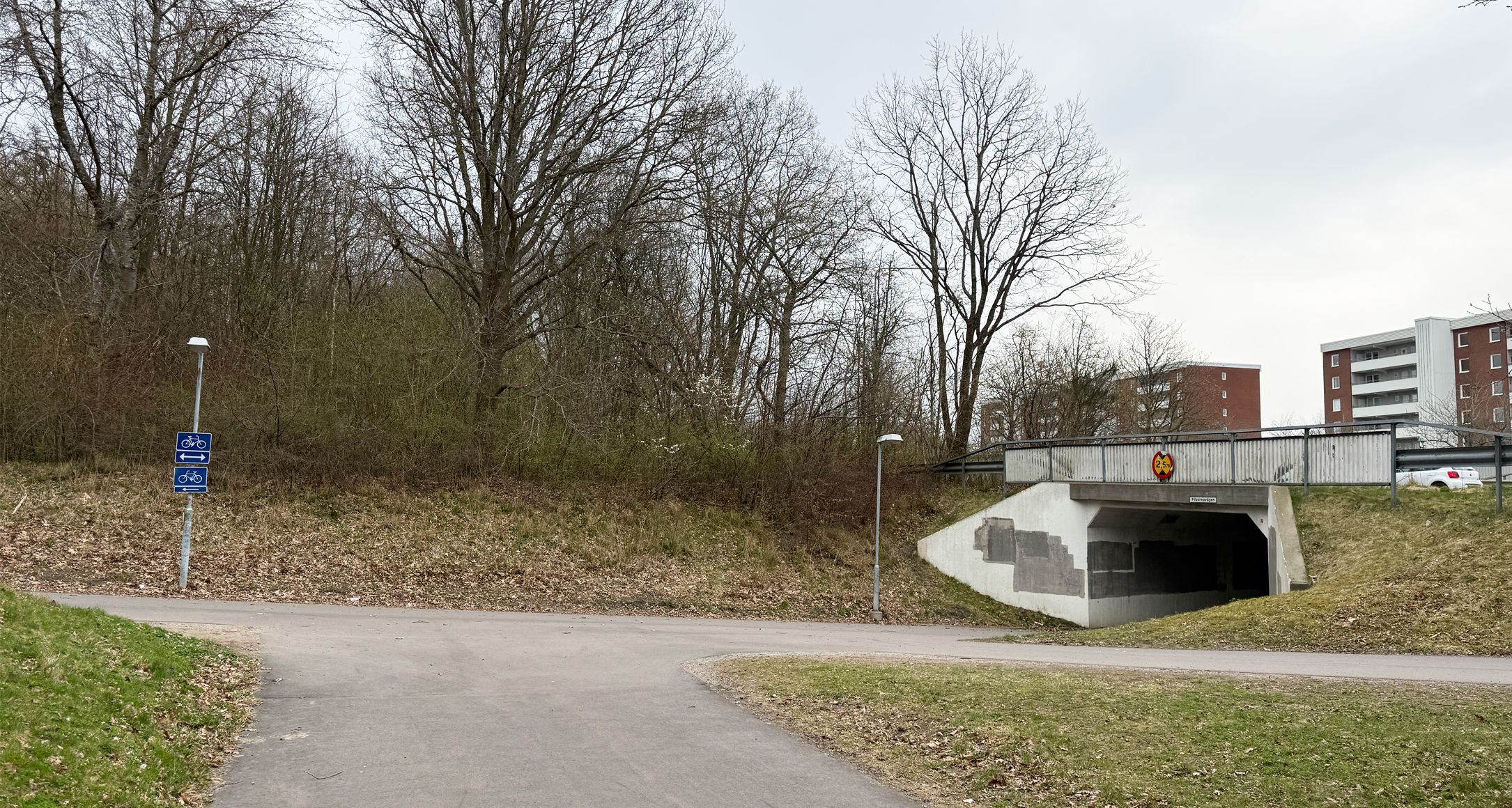 Cykelväg och tunnel på Rosengården. 