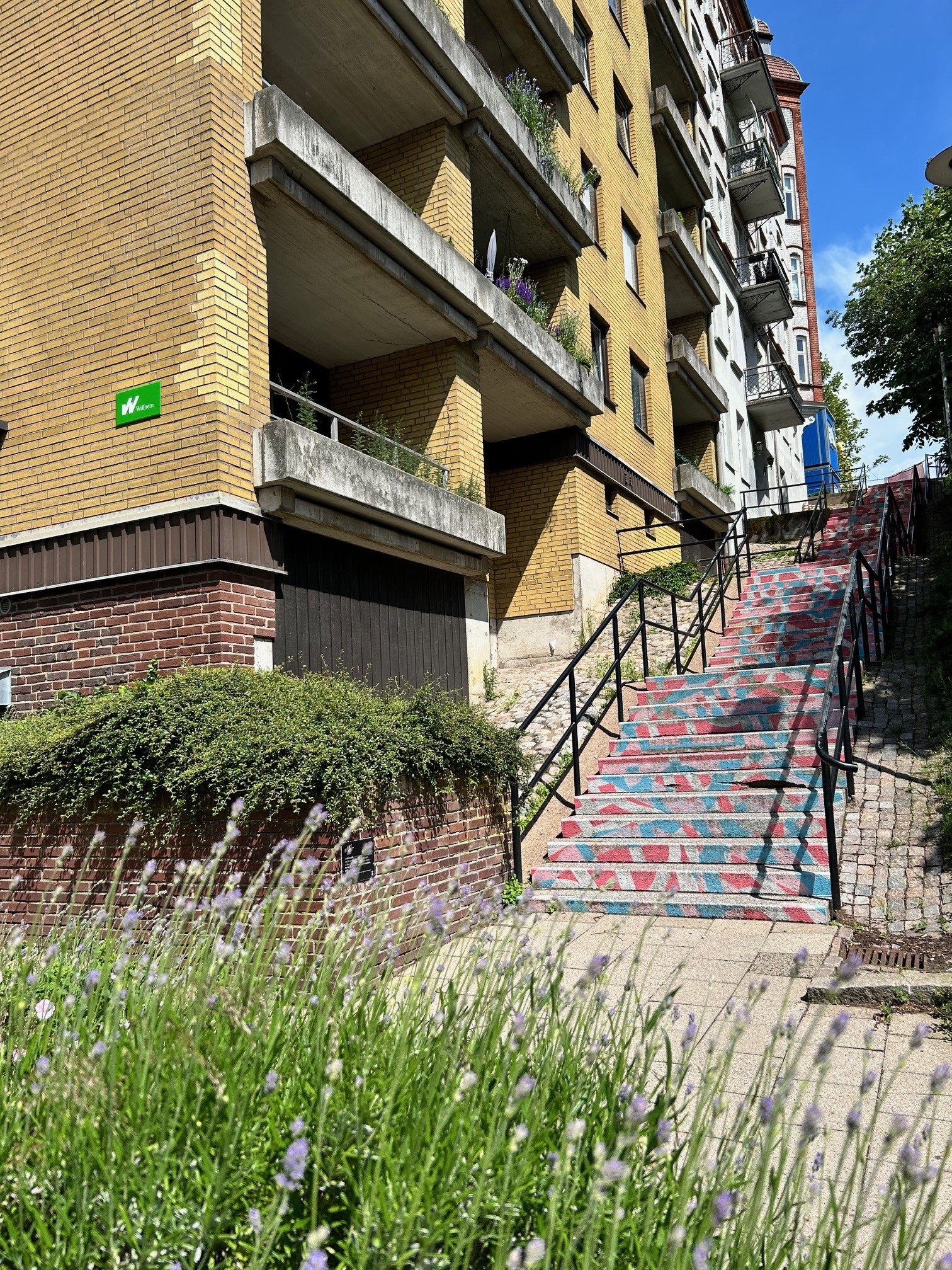 En färgglad trappa