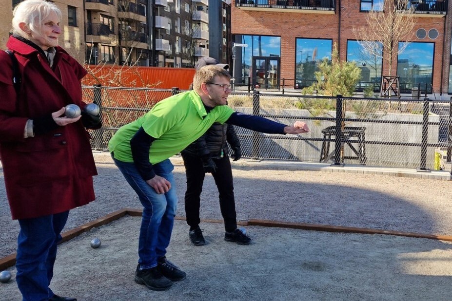 Tre personer spelar boule