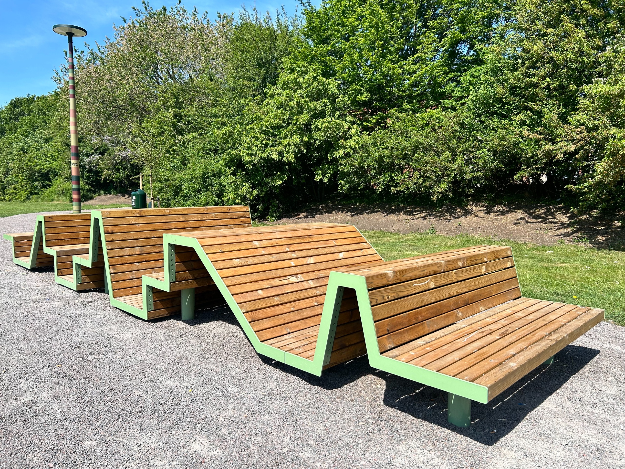 En väldigt stor och lång bänk