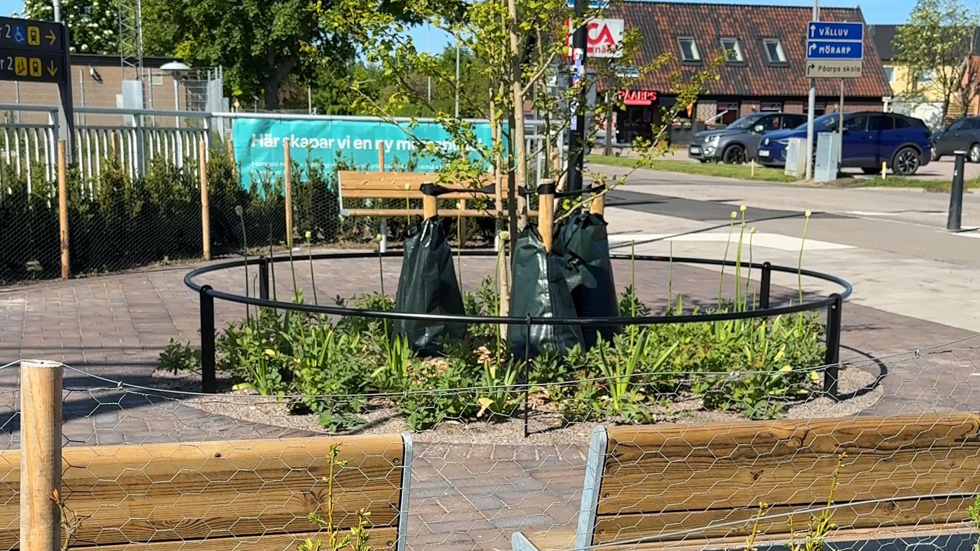 Stationstorget i Påarp, planterat träd, bänkar, buskar