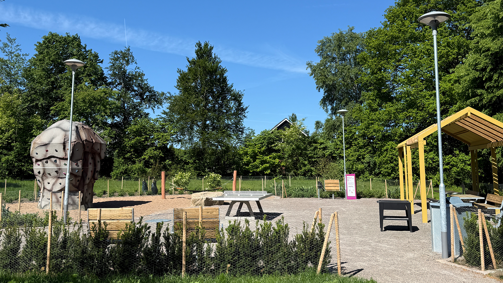 Den nya mötesplatsen, klättersten, pergola, grill, bänk, pingisbord