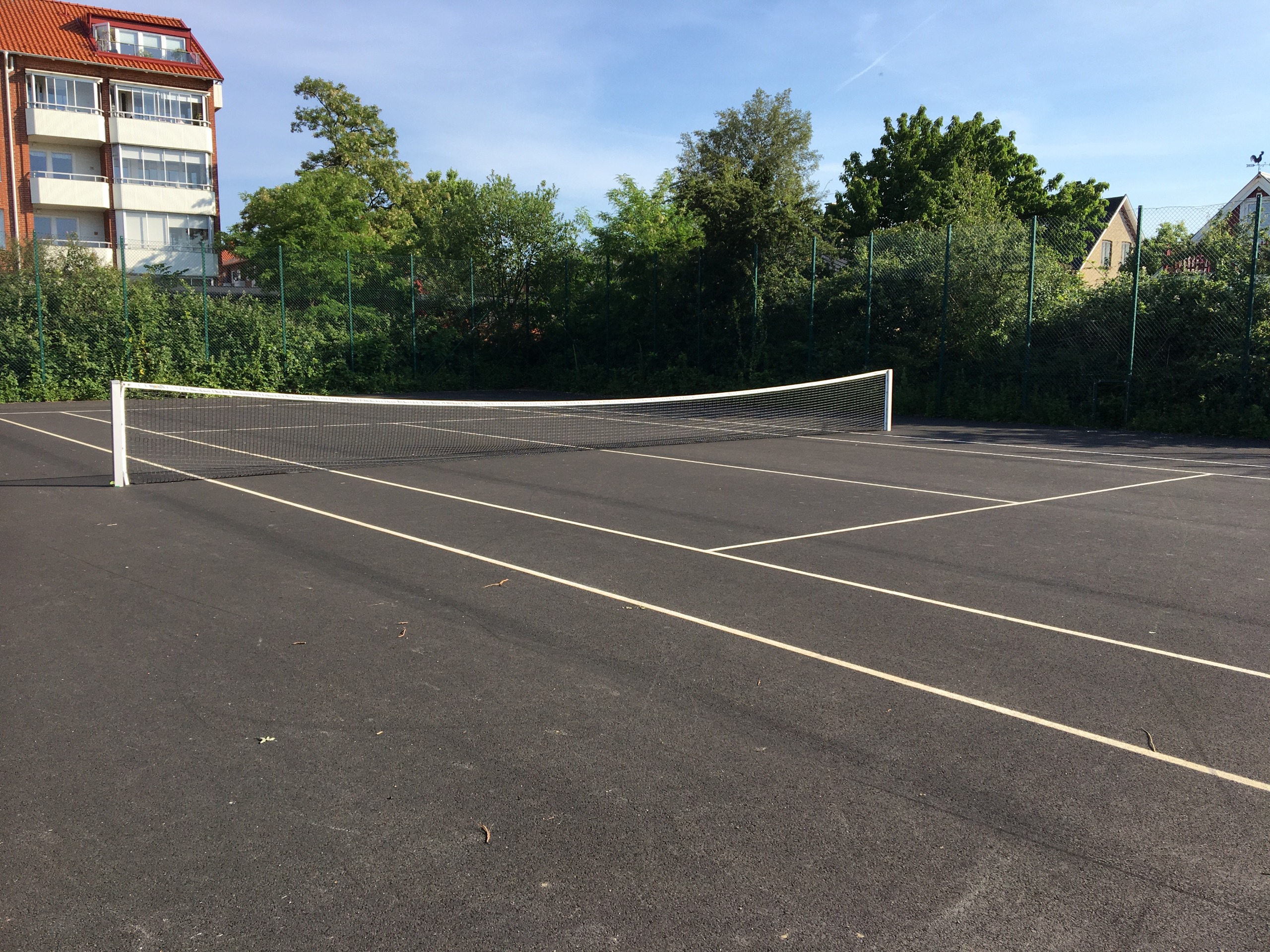 En tennisbana i asfalt