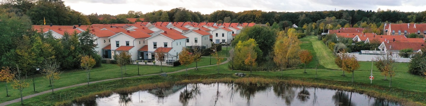 Hus intill en liten sjö