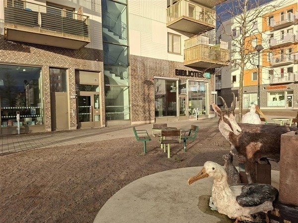 biblioteket sett från torget utanför